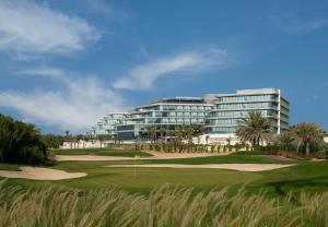 迪拜JA The Resort - JA Lake View Hotel, Dubai的一座高尔夫球场,酒店背景