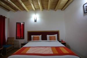 列城Hotel Lhalingkha的一间卧室配有床和红色窗帘
