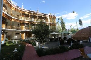 列城Hotel Lhalingkha的一座大建筑,前面设有花园