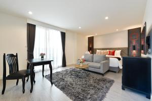 曼谷Villa De Pranakorn的客厅配有沙发和1张床