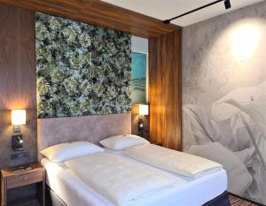 巴特斯哈尔巴赫EurothermenResort Bad Schallerbach - Hotel Paradiso Superior的一间卧室配有一张壁画床