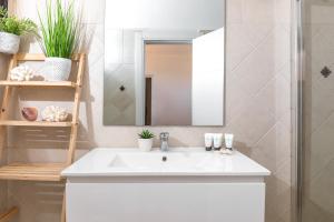 埃拉特By Eezy- דירה משפחתית מפנקת 3 חדרי שינה - Hanechoshet的浴室设有白色水槽和镜子