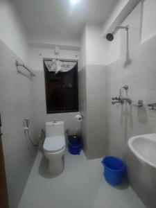 班迪普尔班迪波卡辛宾馆的白色的浴室设有卫生间和水槽。