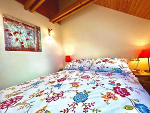 鲁容贝罗克Holiday Resort Švárny的一间卧室配有一张带花卉床罩的床