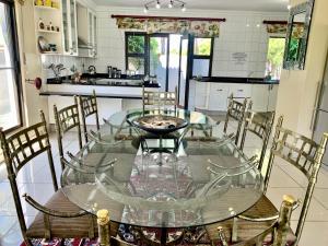 哈特比斯普特Westlake Waterfront Villa - Entire Villa的厨房里的玻璃桌子和椅子