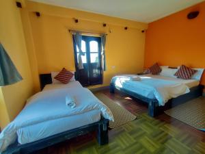 班迪普尔班迪波卡辛宾馆的客房设有两张床和窗户。