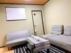 大阪Osaka - House - Vacation STAY 9690的客厅配有沙发和桌子