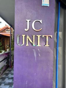 UrdanetaJC Unit #8的建筑一侧的ic单元标志