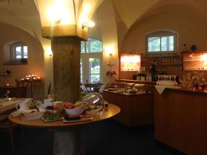 格尔利茨Dein Gutshof Hotel & Ferienwohnungen的一个大厨房,配有餐桌和食物