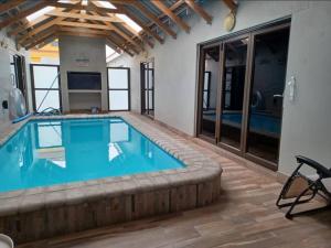 鲸湾港Carlo's Boutique Guesthouse的客房内的大型游泳池,有蓝色的水