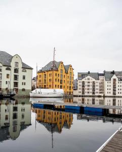 奥勒松Hotel Noreg的水中建有建筑物和船只的港口