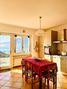 佩尔莱多Le Palme House Rifugio Romantico & late check-out的厨房配有一张带红色桌布的桌子