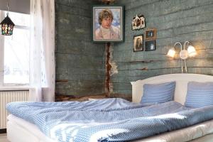 吕勒奥Ralph Lundstengården (Farmhouse Lodge)的一间卧室配有一张带蓝色毯子的床