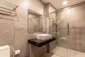 北碧Ananzitra Hotel的一间带水槽和淋浴的浴室