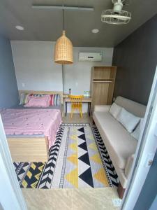 永隆cinderella home stay的客房设有床、沙发和桌子。