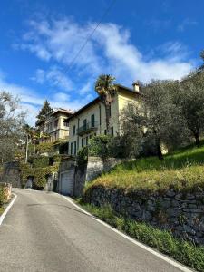 佩尔莱多Le Palme House Rifugio Romantico & late check-out的坐在路边的房子