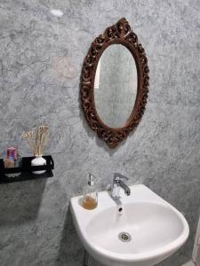 阿姆利则Wonthaggi的浴室设有水槽和墙上的镜子