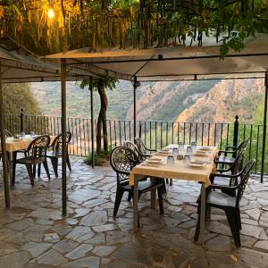 圭哈尔谢拉Kampaoh Sierra Nevada的一个带桌椅和遮阳伞的庭院