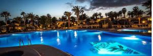 普拉亚布兰卡Las Brisas, Villa 98的度假村的一个大型蓝色游泳池