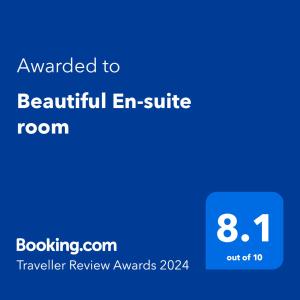 沃金厄姆Beautiful En-suite room的给带连接浴室的美丽客房的手机的屏幕