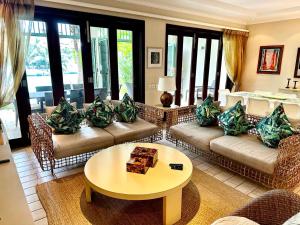 伊甸岛伊甸岛奢华住宿度假酒店的带沙发和桌子的客厅