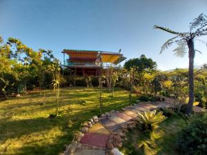 大叻K'Ho Cil Homestay Tà Nung的一座花园,其建筑背景是