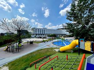 克拉科夫秋千酒店的公园里一个带滑梯的游乐场