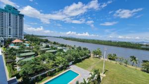贡布Castle Bayview Resort & Spa的享有带游泳池和河流的度假胜地的景致