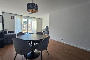 科隆Chillax Ferienhaus für Familie und Urlauber的客厅设有餐桌和椅子