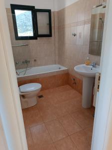 凯法利尼亚岛Villa Margaux Karavados的带浴缸、卫生间和盥洗盆的浴室