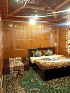 斯利那加Hotel Kashmir Heaven的一间卧室配有两张床和椅子