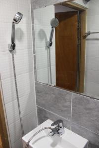 首尔Hostel JL in Chung-jeong的一间带水槽和镜子的浴室