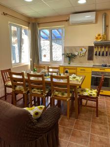 大特尔诺沃Къща за гости Трапезица с безплатен паркинг двор и веранди的一间厨房,里面配有桌椅