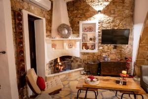 洛弗欧奴萨传统精品宾馆的客厅设有带壁炉的石墙