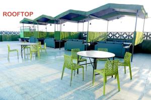 范兰德凡Tulsi Garden- Near Prem Mandir Vrindavan的一组桌椅和遮阳伞