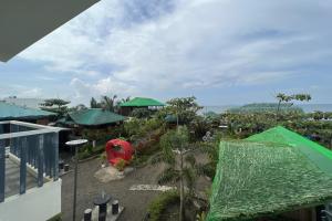 利安Lover's Point Beach Front Resort的从度假村的阳台上可欣赏到风景。