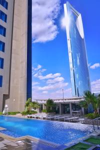 利雅德برج داماك الرياض DAMAC Towers Riyadh的一座高楼前的游泳池