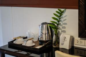 拜县派哈加旅馆的厨房柜台配有咖啡壶和茶壶