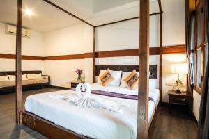 拜县派哈加旅馆的一间卧室配有两张床,床上有天鹅