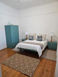 KamieskroonHarry's Place Guesthouse的一间卧室配有带枕头的床