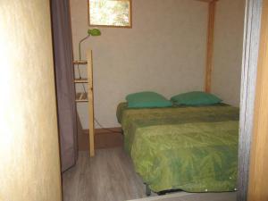 韦尔东河畔拉帕吕sous les arbres的小房间设有两张床和一个架子