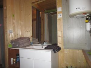韦尔东河畔拉帕吕sous les arbres的一间带水槽和镜子的浴室