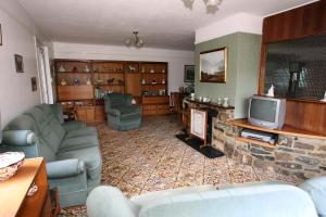 多尔盖罗多文奥丽雯旅馆的带沙发和石制壁炉的客厅