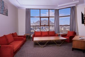 麦加فنادق رزون المسك مكة المكرمة的客厅设有红色的沙发和大窗户