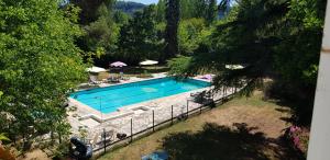 莱塞齐耶德泰阿克梅内斯特尔住宿加早餐酒店的花园游泳池的顶部景色
