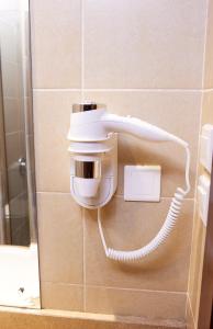麦加فنادق رزون المسك مكة المكرمة的浴室墙上的电话