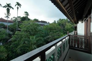 乌布New Mumbul Ubud的阳台享有树木和灌木丛的景色。