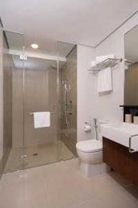 马尼拉Citadines Benavidez Makati的带淋浴、卫生间和盥洗盆的浴室