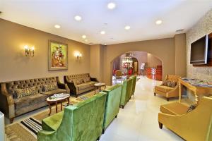 伊斯坦布尔The Hera Premium Hotels的客厅配有沙发和桌子