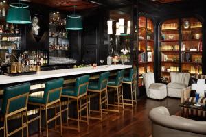 查尔斯顿斯佩克塔特酒店的餐厅内带绿椅的酒吧